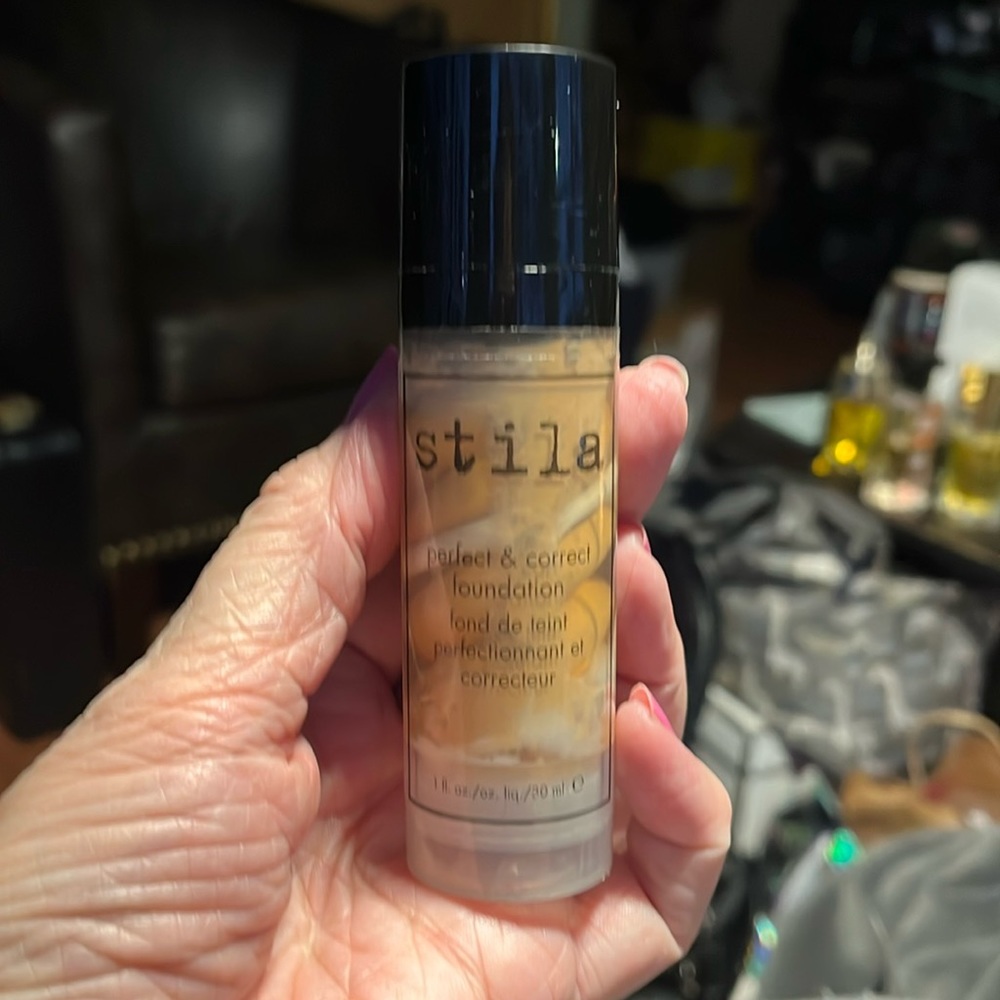 Stila Perfect & Correct Foundation 30ml.  New!